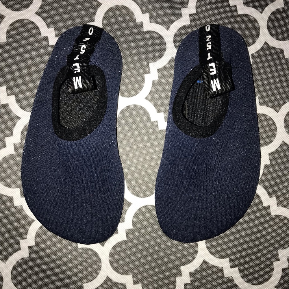 Swimming shoes